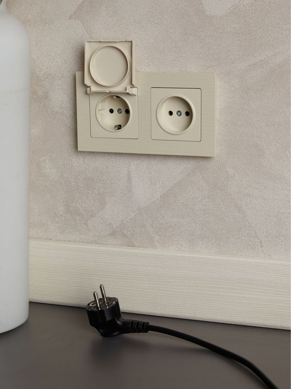 Розетка BRITE РСбш10-3-БрКр 16А IP20 с заземл. защ. шторки с крышкой механизм беж. IEK BR-R16-16-K10