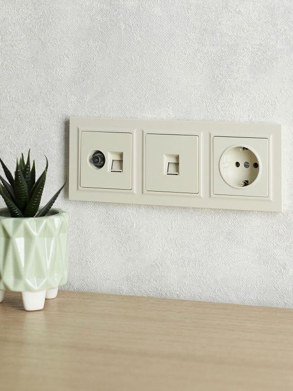 Рамка 3-м BRITE РУ-3-БрКр беж. IEK BR-M32-K10