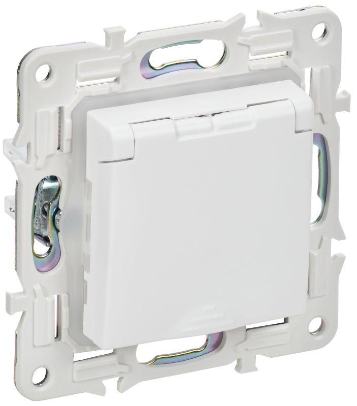 Розетка 1-м SKANDY 16А IP44 с заземл. защ. шторки с крышкой SK-R11W арктич. бел. IEK SK-R16-16-44-K01