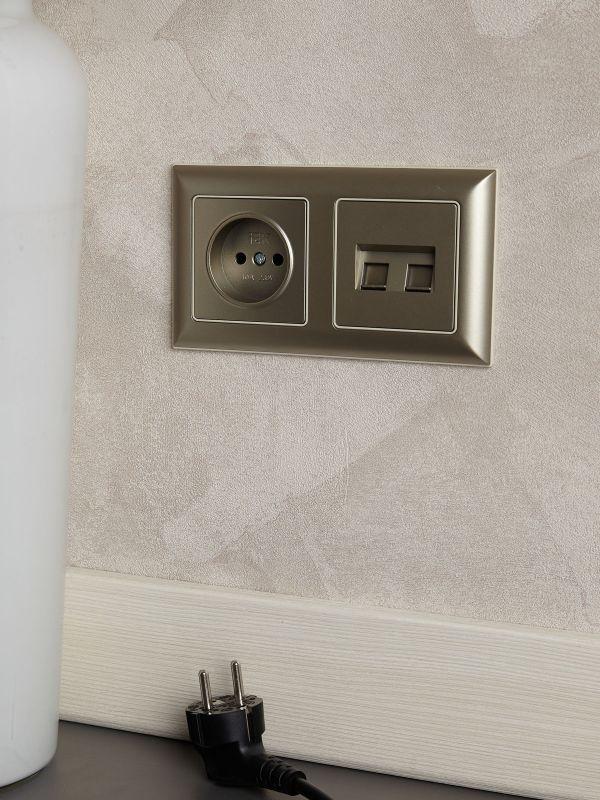 Розетка BRITE РС10-1-0-БрШ 10А без заземл. без защ. шторок механизм шампань IEK BR-R10-10-K37