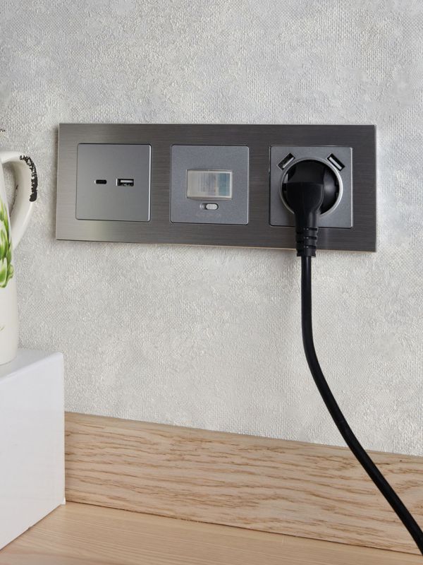 Розетка BRITE USB A+C 18Вт РЮ11-1-БрА механизм алюм. IEK BR-U22-018-K47