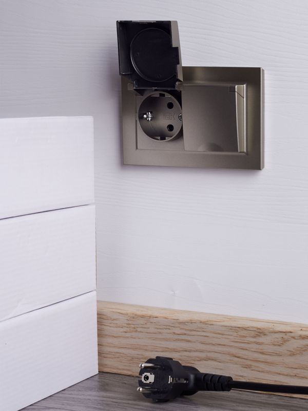 Розетка 2-м СП BRITE РСбш12-3-44-БрШ 16А в сборе IP44 с крышкой шампань IEK BR-R26-16-44-K37-F