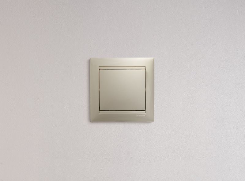 Выключатель 1-кл. СП Valena 10А IP31 250В механизм сл. кость IEK 774301