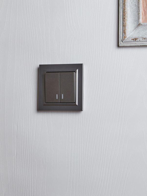 Выключатель 2-кл. СП BRITE ВС10-2-1-БрС 10А с индик. механизм сталь IEK BR-V20-1-10-K46