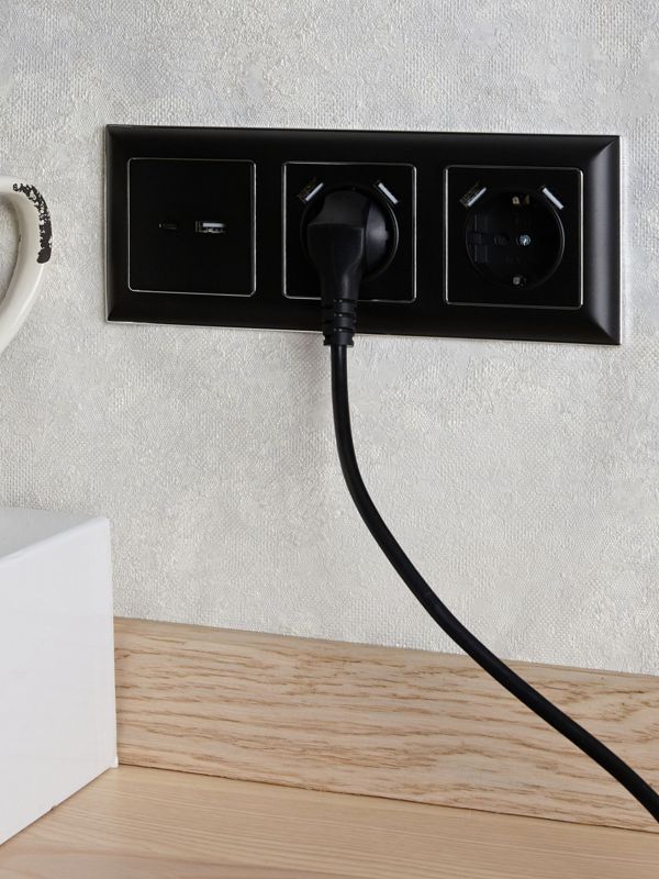 Розетка BRITE РЮш10-1-БрЧ 16А с USB A+A 2.1А с заземл. защ. шторки механизм черн. IEK BR-R14-16-U21-D21-K02