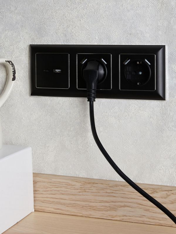 Розетка BRITE РЮш10-2-БрЧ 16А с USB A+A 3.1А с заземл. защ. шторки механизм черн. IEK BR-R14-16-U21-D31-K02