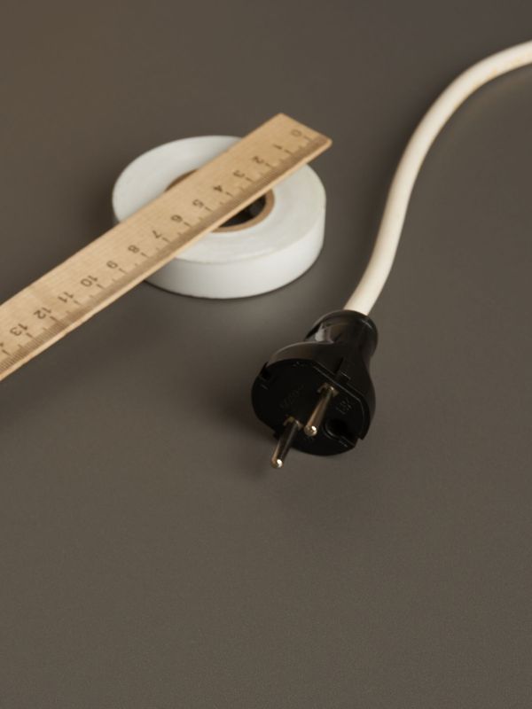 Вилка прямая ВПп20-02-Ст разборная без заземл. контакта 6А черн. IEK EVP20-06-01-K02