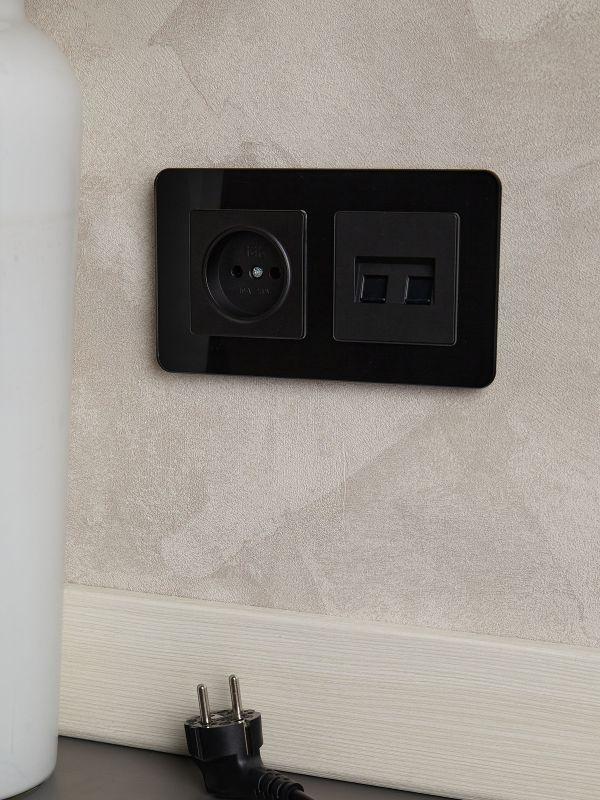 Розетка BRITE РС10-1-0-БрЧ 10А без заземл. без защ. шторок механизм черн. IEK BR-R10-10-K02