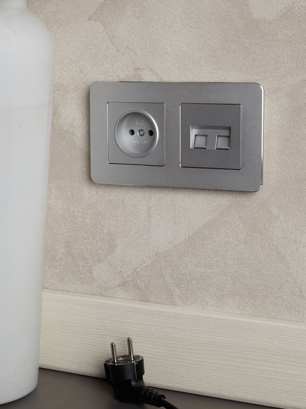Розетка BRITE РС10-1-0-БрА 10А без заземл. без защ. шторок механизм алюм. IEK BR-R10-10-K47