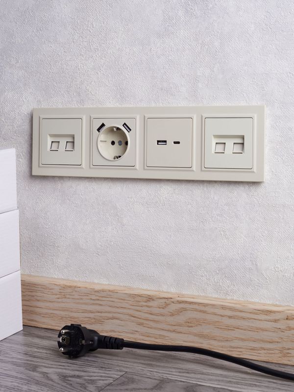 Розетка BRITE РЮш10-1-БрКр 16А с USB A+A 2.1А с заземл. защ. шторки механизм беж. IEK BR-R14-16-U21-D21-K10